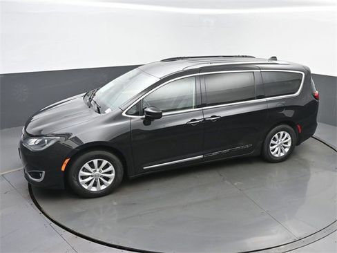 Used 2019 Chrysler Pacifica Touring-L image 39