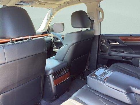 Used 2018 Lexus LX 570 4WD w/ Luxury Package image 23