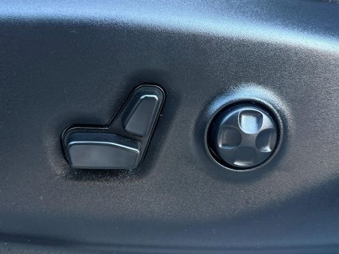 Used 2024 Chrysler Pacifica Touring-L image 23