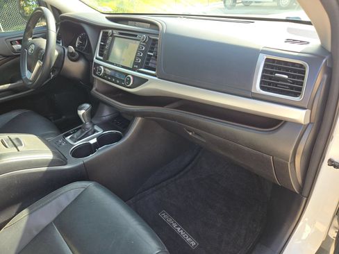 Used 2016 Toyota Highlander XLE FWD image 29