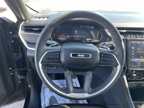 Used 2025 Jeep Grand Cherokee Limited AWD/4WD image 15
