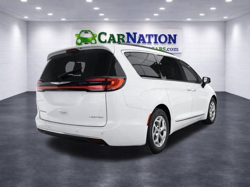 Used 2023 Chrysler Pacifica Limited image 2