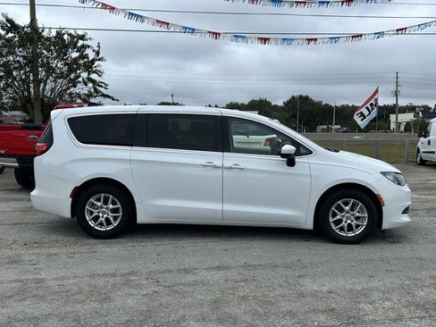 Used 2022 Chrysler Voyager LX image 3