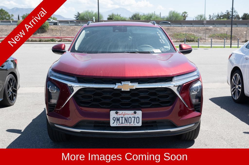 Used 2024 Chevrolet Trax LT FWD image 2