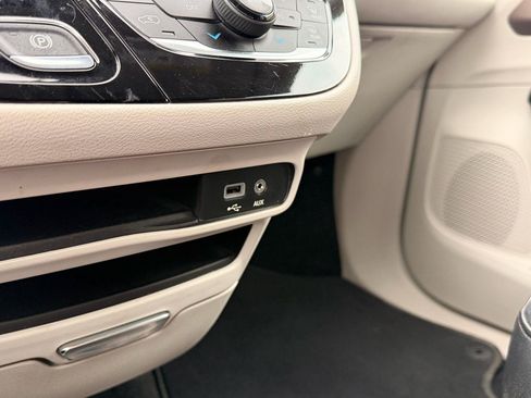 Used 2019 Chrysler Pacifica Touring-L FWD image 38