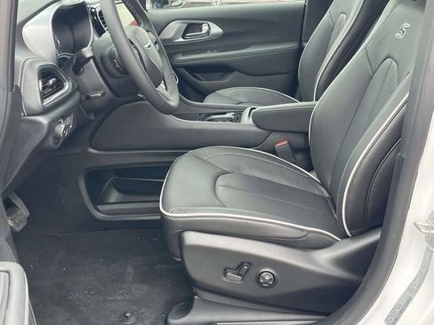 New 2026 Chrysler Pacifica Limited image 10