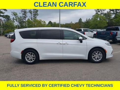 Used 2023 Chrysler Pacifica Touring-L FWD image 4