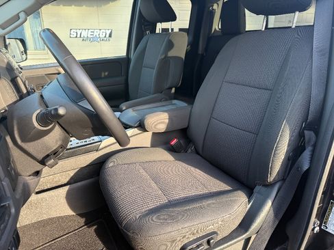 Used 2014 Nissan Titan SV w/ SV Value Truck Package image 9