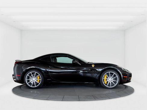 Used 2014 Ferrari California RWD image 6