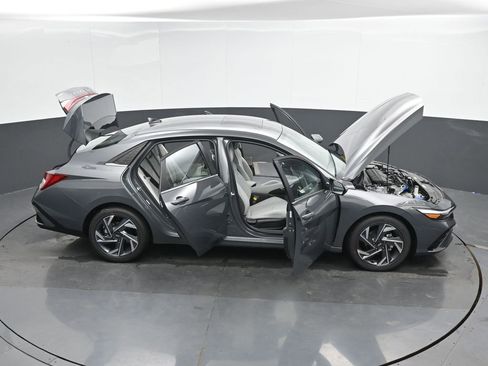 Used 2025 Hyundai Elantra Limited image 57
