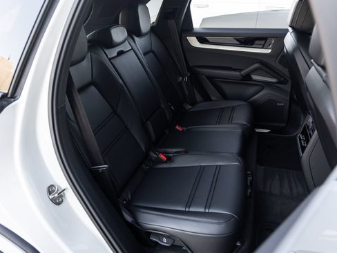 Certified 2026 Porsche Cayenne AWD/4WD image 39