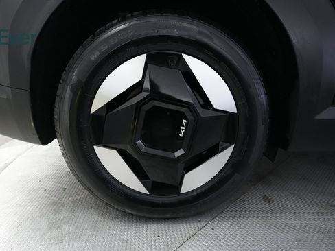 Used 2024 Kia EV9 Light Long Range RWD image 22
