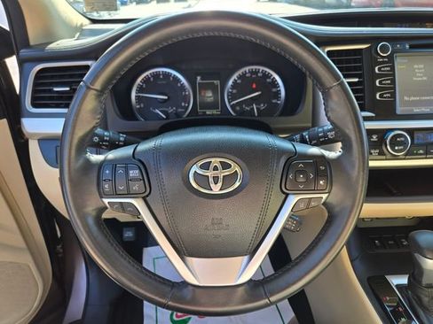 Used 2017 Toyota Highlander XLE AWD/4WD image 30