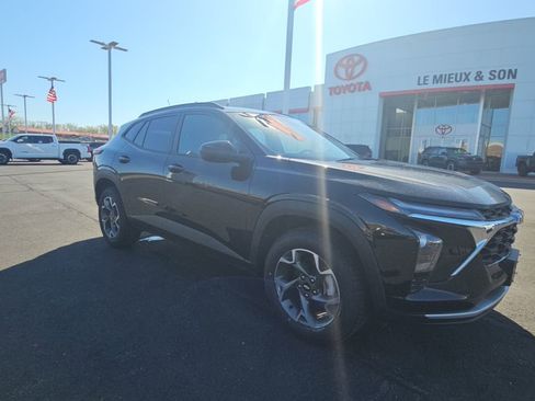 Used 2024 Chevrolet Trax LT w/ Driver Confidence Package FWD image 1