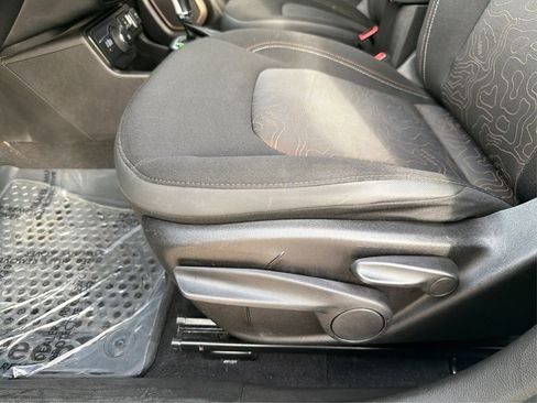 Used 2023 Jeep Renegade Latitude image 19