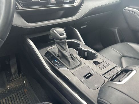 Used 2022 Toyota Highlander XLE AWD/4WD image 18