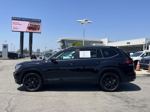 Certified 2023 Volkswagen Atlas SE w/ Black Wheel Package FWD image 2