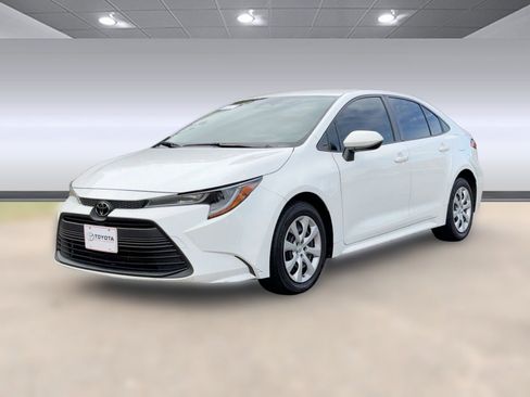 Used 2023 Toyota Corolla LE image 2