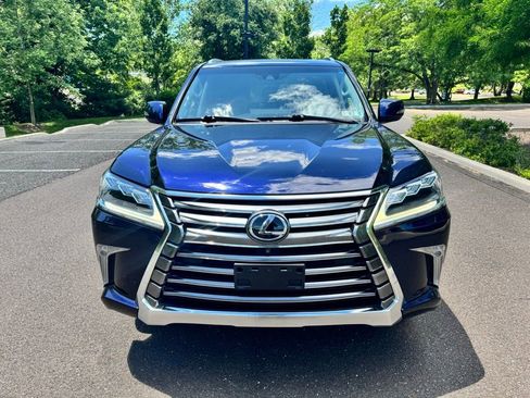 Used 2019 Lexus LX 570 4WD w/ Luxury Package image 2