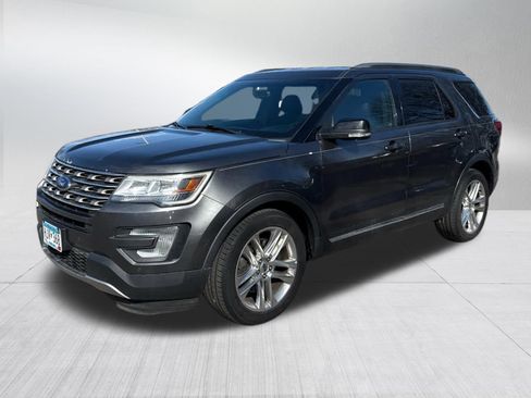 Used 2016 Ford Explorer XLT w/ Equipment Group 201A image 3