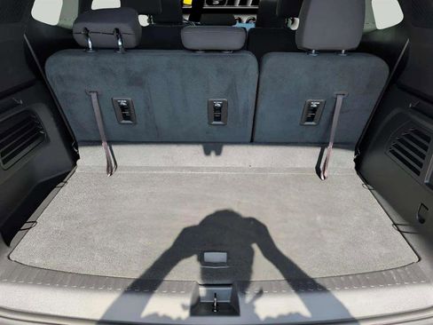 Used 2025 GMC Acadia Elevation image 17