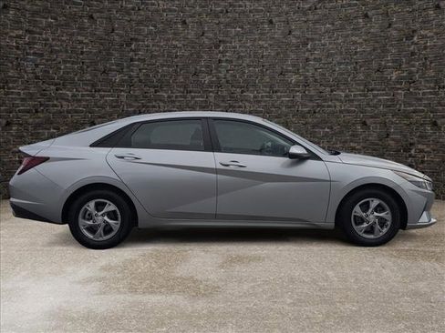 Used 2023 Hyundai Elantra SE image 3