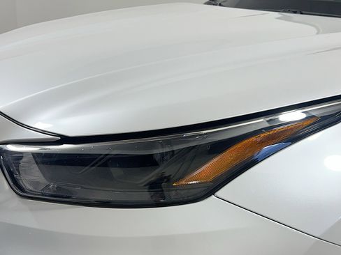 Used 2023 Toyota Highlander XLE FWD image 11