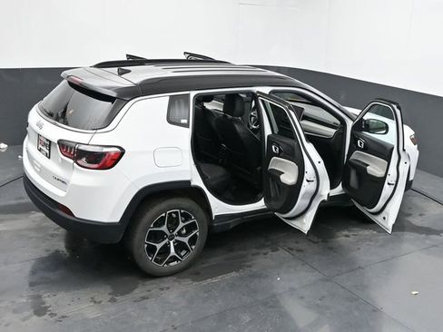 Used 2025 Jeep Compass Limited image 66