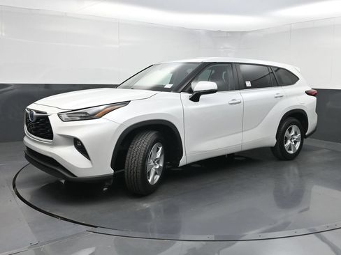Used 2023 Toyota Highlander LE FWD image 22