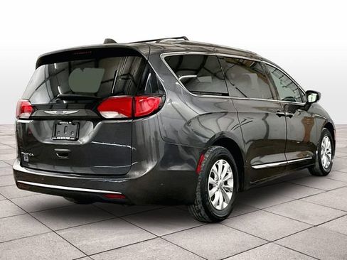Used 2018 Chrysler Pacifica Touring-L FWD image 12
