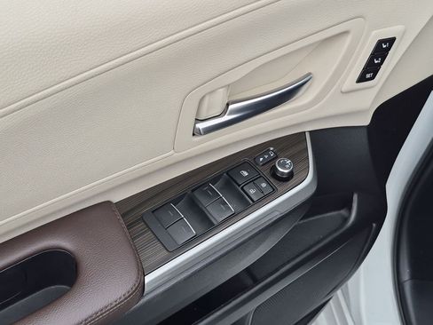 Used 2024 Toyota Sienna Platinum FWD image 15
