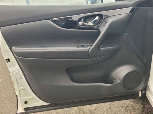 Used 2017 Nissan Rogue Sport SL image 18