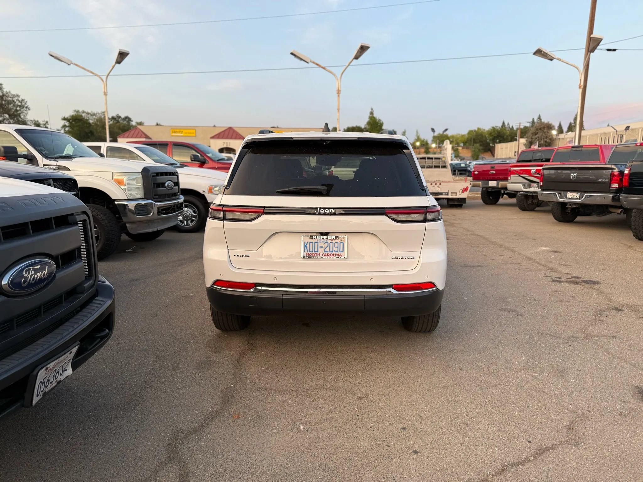 Used 2023 Jeep Grand Cherokee Limited w/ Luxury Tech Group II AWD/4WD image 4