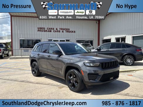 Used 2024 Jeep Grand Cherokee Altitude RWD image 1
