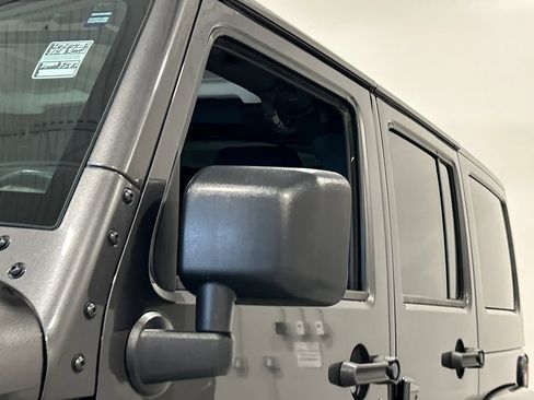 Used 2018 Jeep Wrangler Unlimited Sahara w/ Connectivity Group AWD/4WD image 13