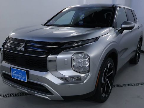 Used 2024 Mitsubishi Outlander SE image 3