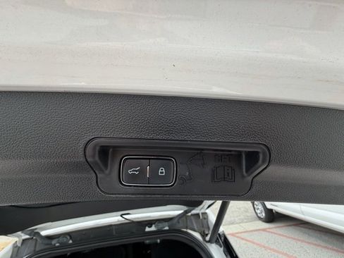 Used 2020 Ford Explorer XLT image 20