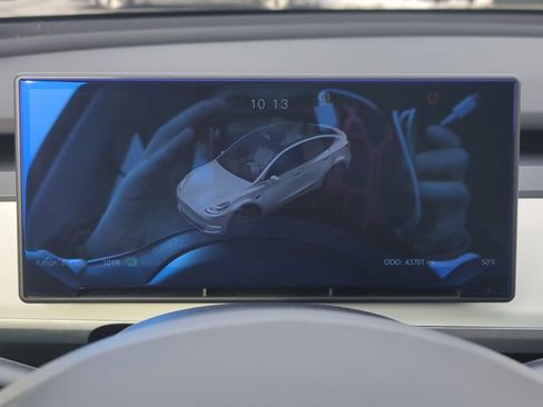 Used 2022 Tesla Model Y Long Range image 11