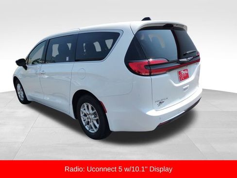 Used 2024 Chrysler Pacifica Touring-L image 4