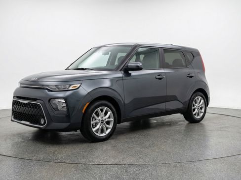 Used 2025 Kia Soul LX w/ LX Technology Package FWD image 3