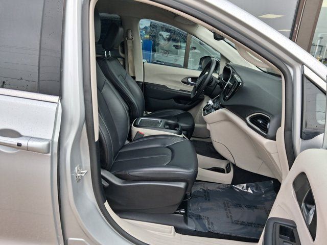 Used 2024 Chrysler Pacifica Touring-L FWD image 26