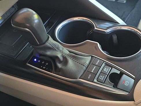 Used 2020 Toyota Camry XLE image 19