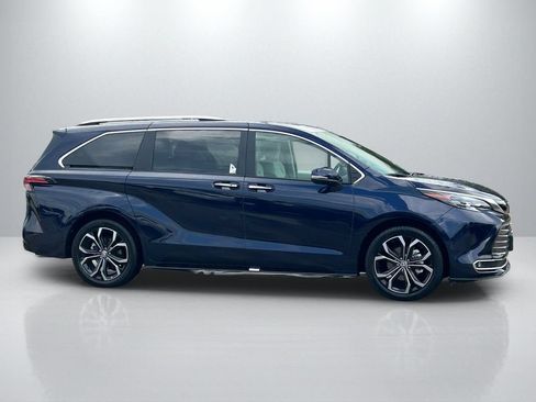 Used 2025 Toyota Sienna Platinum FWD image 4