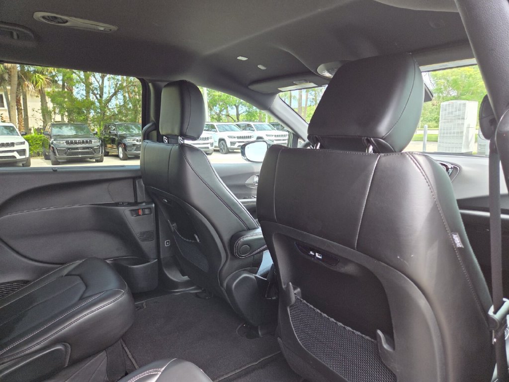 Used 2025 Chrysler Pacifica Select FWD image 17