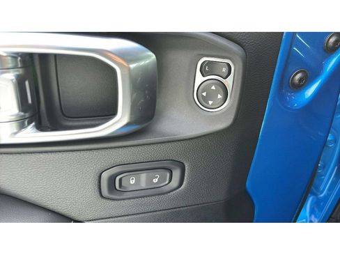 Used 2025 Jeep Wrangler Unlimited Sahara AWD/4WD image 19