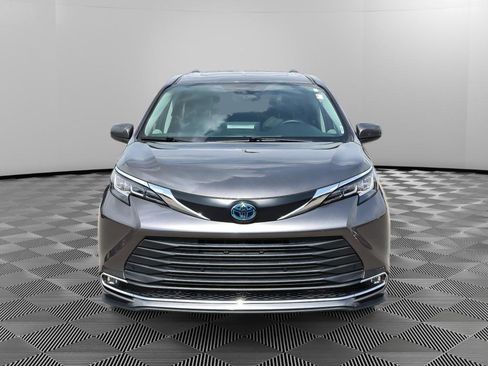 Used 2021 Toyota Sienna XLE image 9