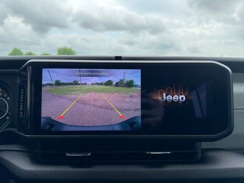 Used 2024 Jeep Gladiator Sport image 14