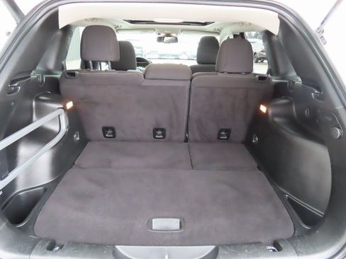 Used 2018 Jeep Cherokee Latitude w/ Comfort & Convenience Group image 29