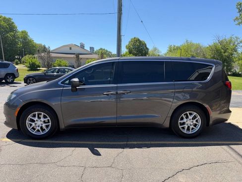 Used 2017 Chrysler Pacifica Touring FWD image 6