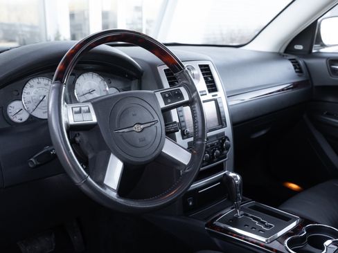 Used 2010 Chrysler 300 C image 10